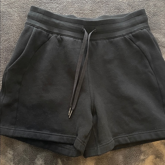 Lululemon Scuba High-Rise Short 5" Black size 8 - Picture 3 of 4